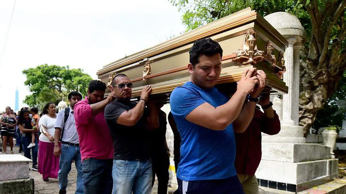 entierro-en-Coatzalcos-tras-masacre