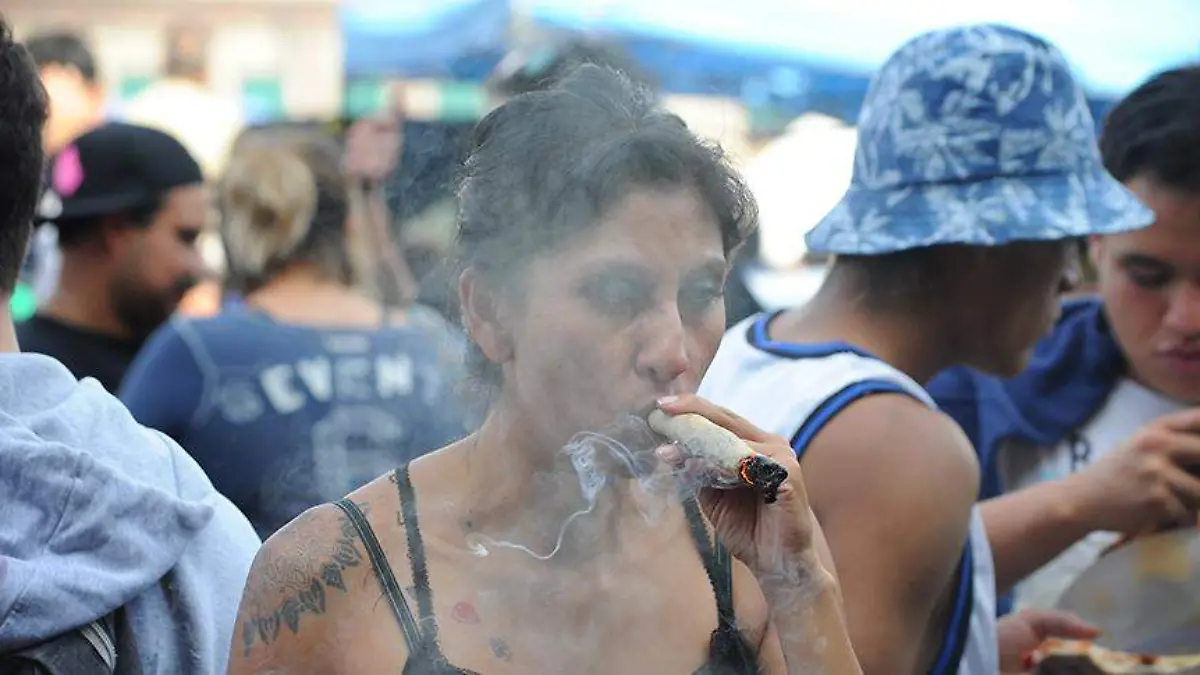 Fumando-marihuana-en-el-Zócalo