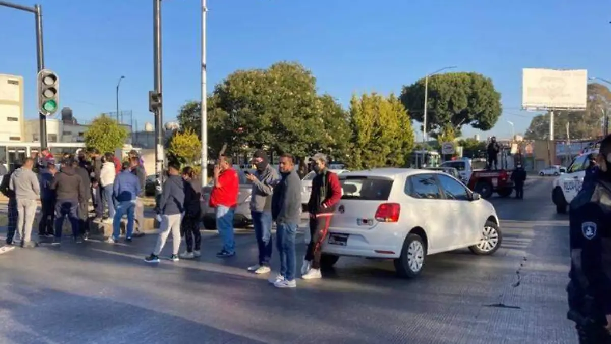 Conductores de Uber, Didi y Cabify bloquean diversas avenidas de Puebla