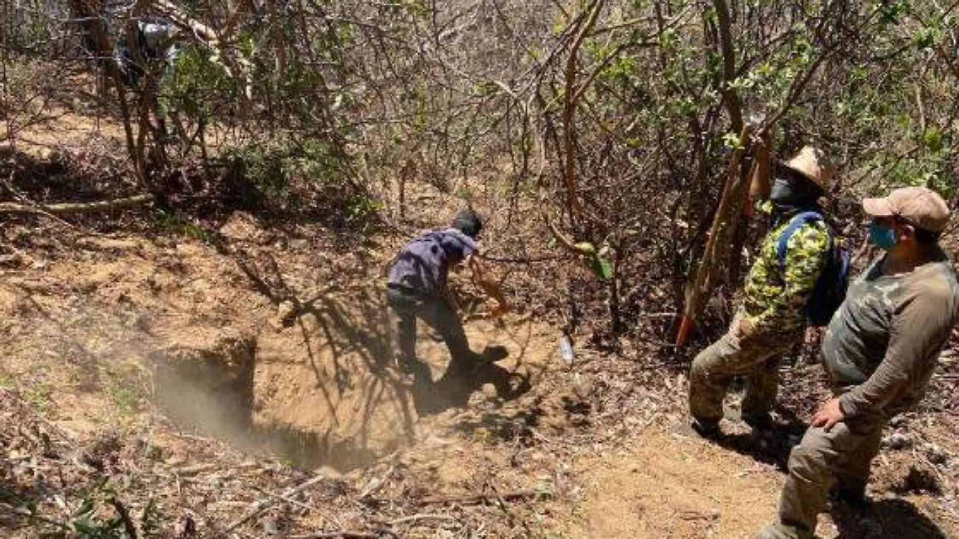 Dos osamentas en fosas clandestinas en Guerrero