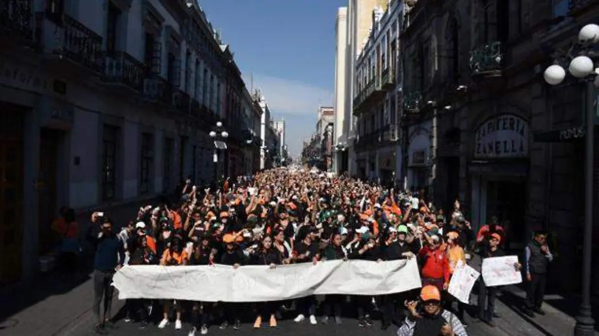 Marcha-estudiantes-Puebla-(1)