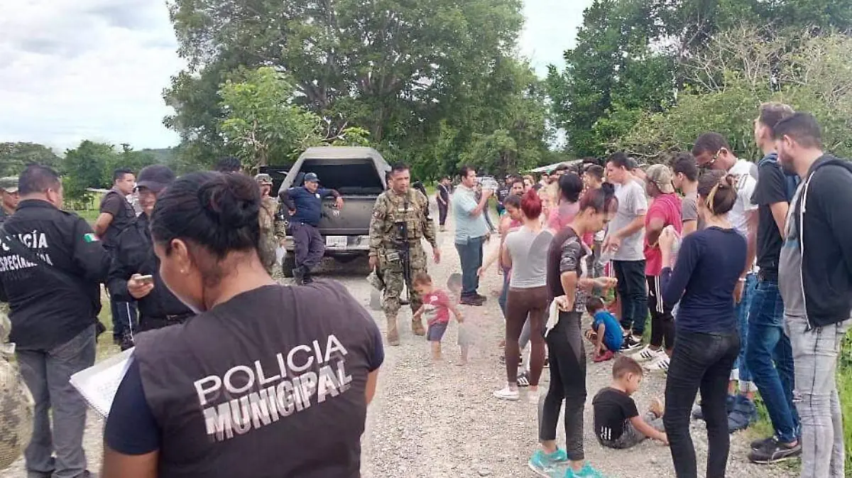 Fuerzas federales y estatales, detienen a 40 indocumentados guiados por cuatro presuntos “Polleros”, en la costa de Chiapas