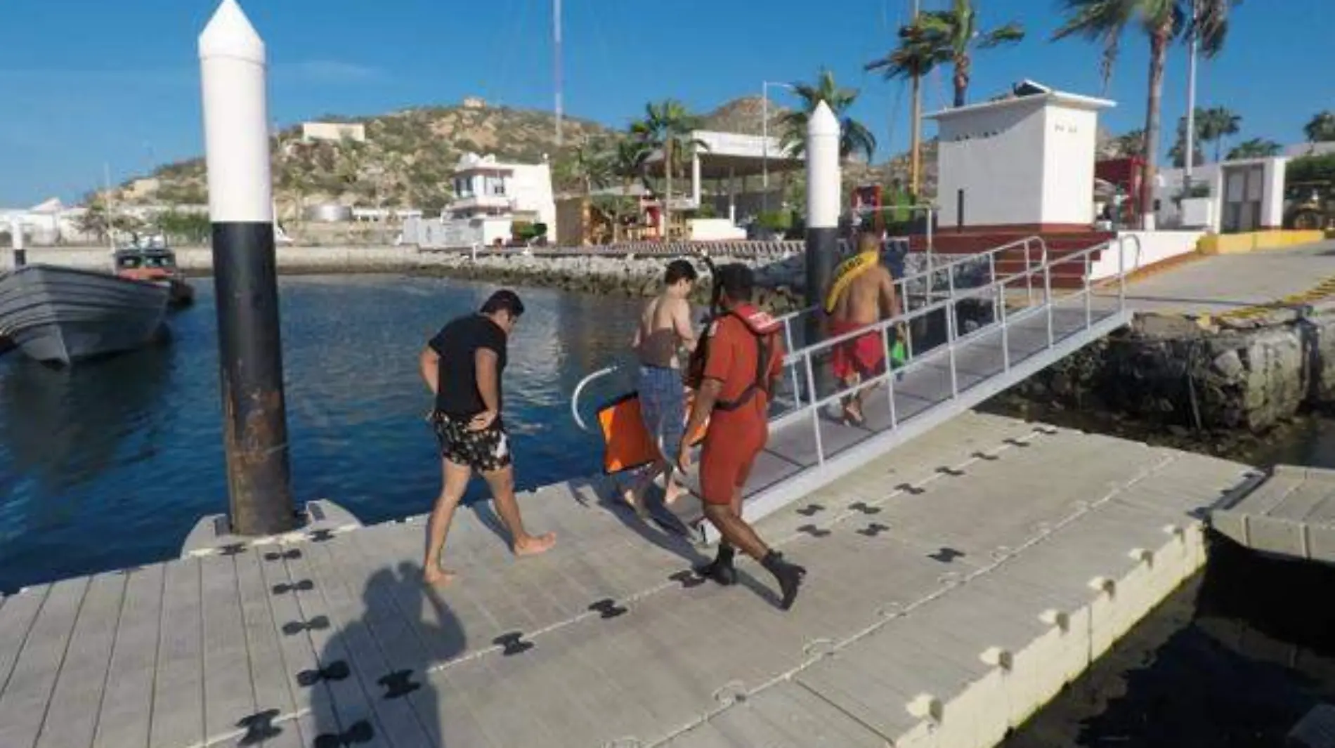 rescató-dos-turistas-en-inmediaciones-de-Cabo-San-Lucas