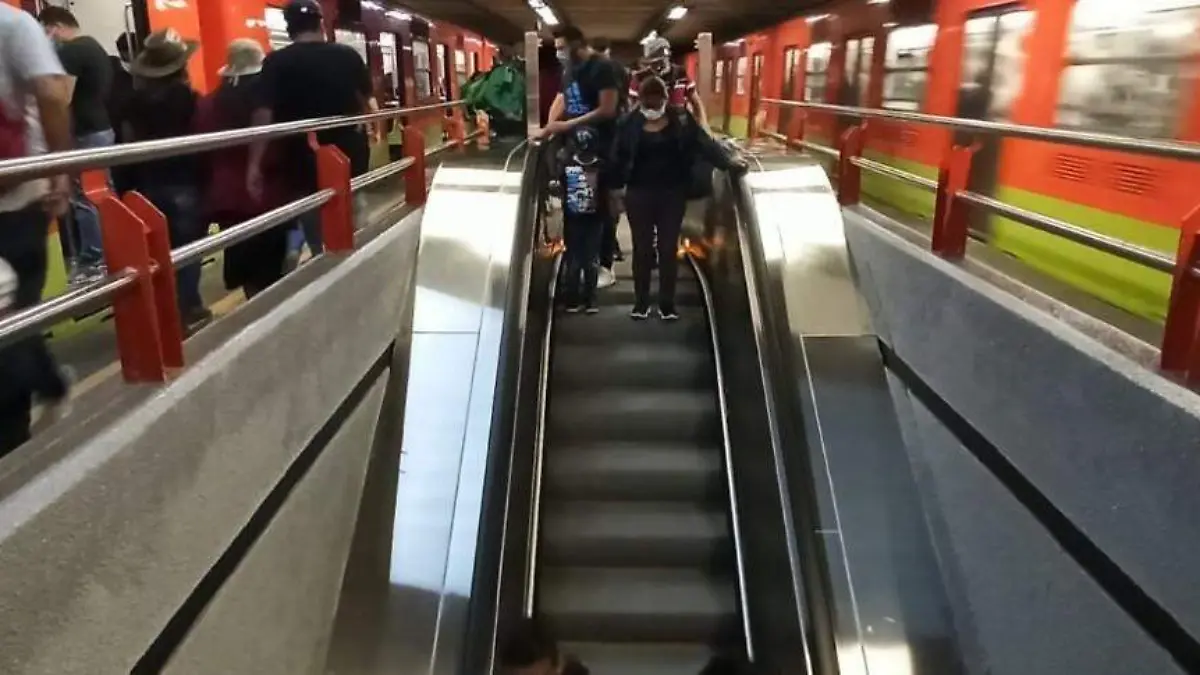 escaleras electricas metro CORTESIA