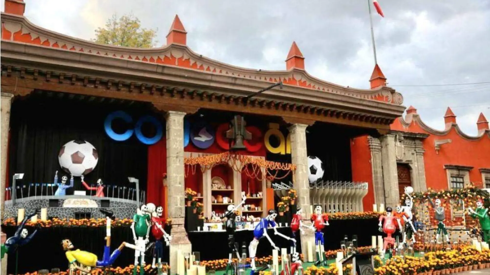 Inauguran ofrenda de leyendas del futbol en Coyoacán