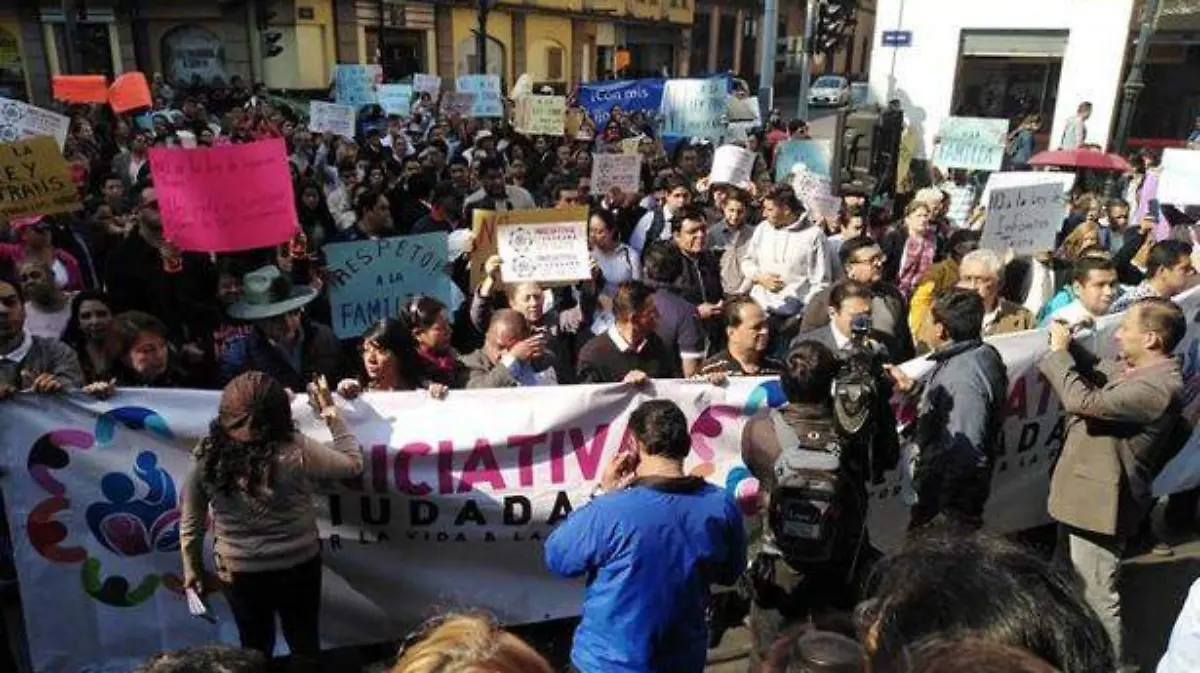 Padres-de-familia-reclaman-sobre-la-ley-que-permite-cambio-de-género--(1)
