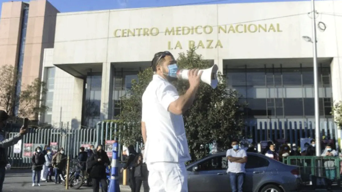 Médicos-eventuales-del-Hospital-La-Raza-bloquean-calzada-Vallejo--(4)