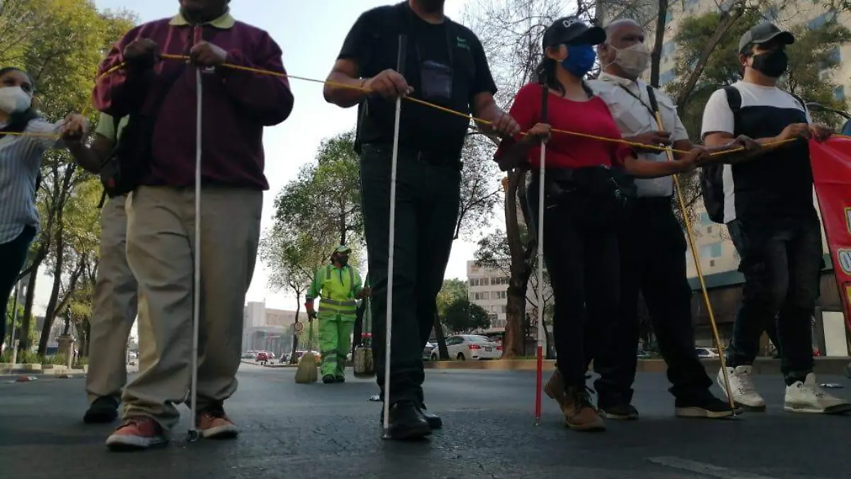 Personas con discapacidad visual protestan en Paseo de la Reforma