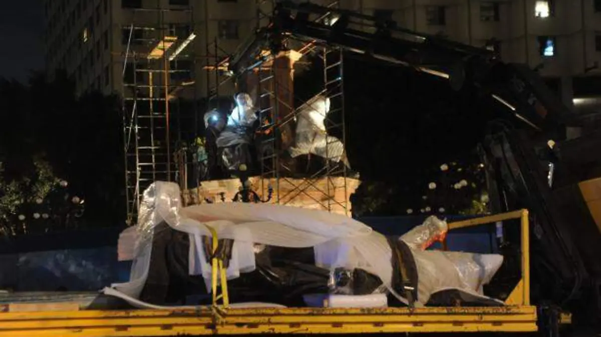 Retira-el-INAH-monumento-a-Colon-(1)