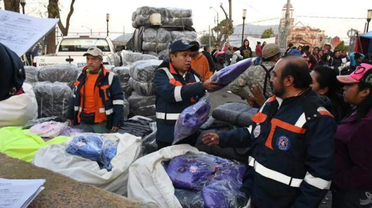 Tlalpan-entrega-miles-de-cobijas-y-chamarras-para-invierno-1