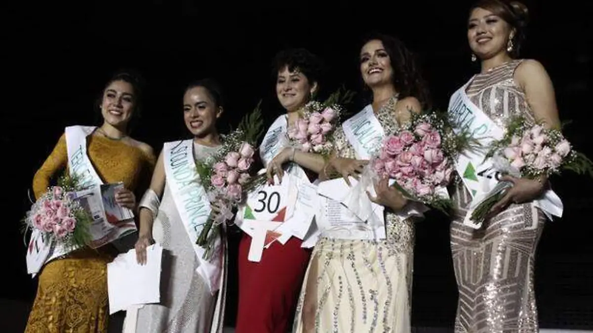 Iztacalco-corona-a-su-Reina-de-las-Fiestas-Patrias-2019--(1)