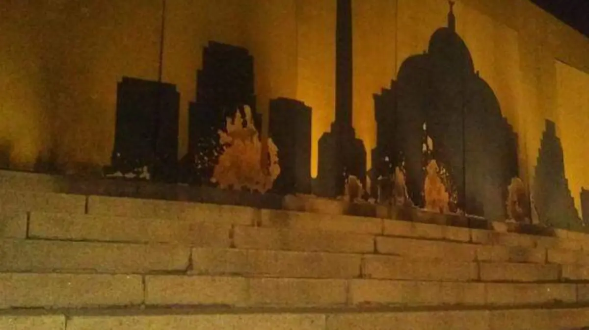 prenden-fuego-escalinatas-ángel-de-la-independencia