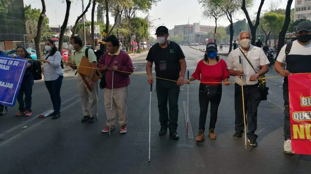 Personas con discapacidad visual protestan en Paseo de la Reforma