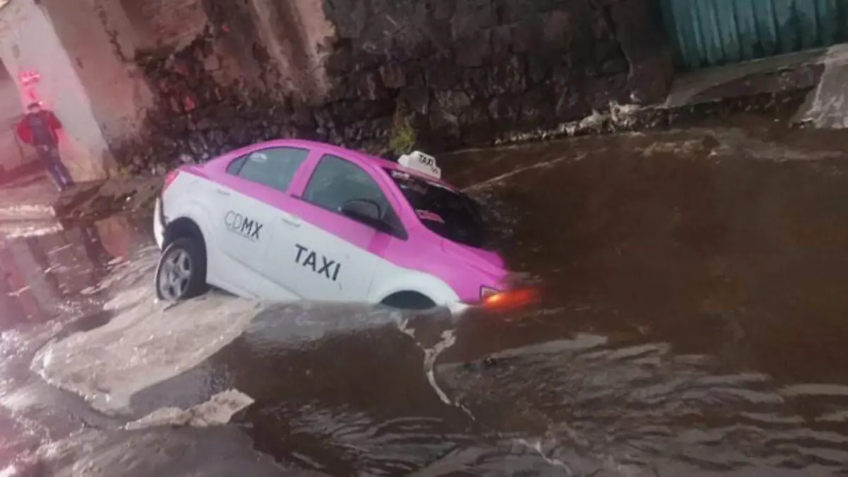 taxi-cae-a-socavon-en-milpa-alta