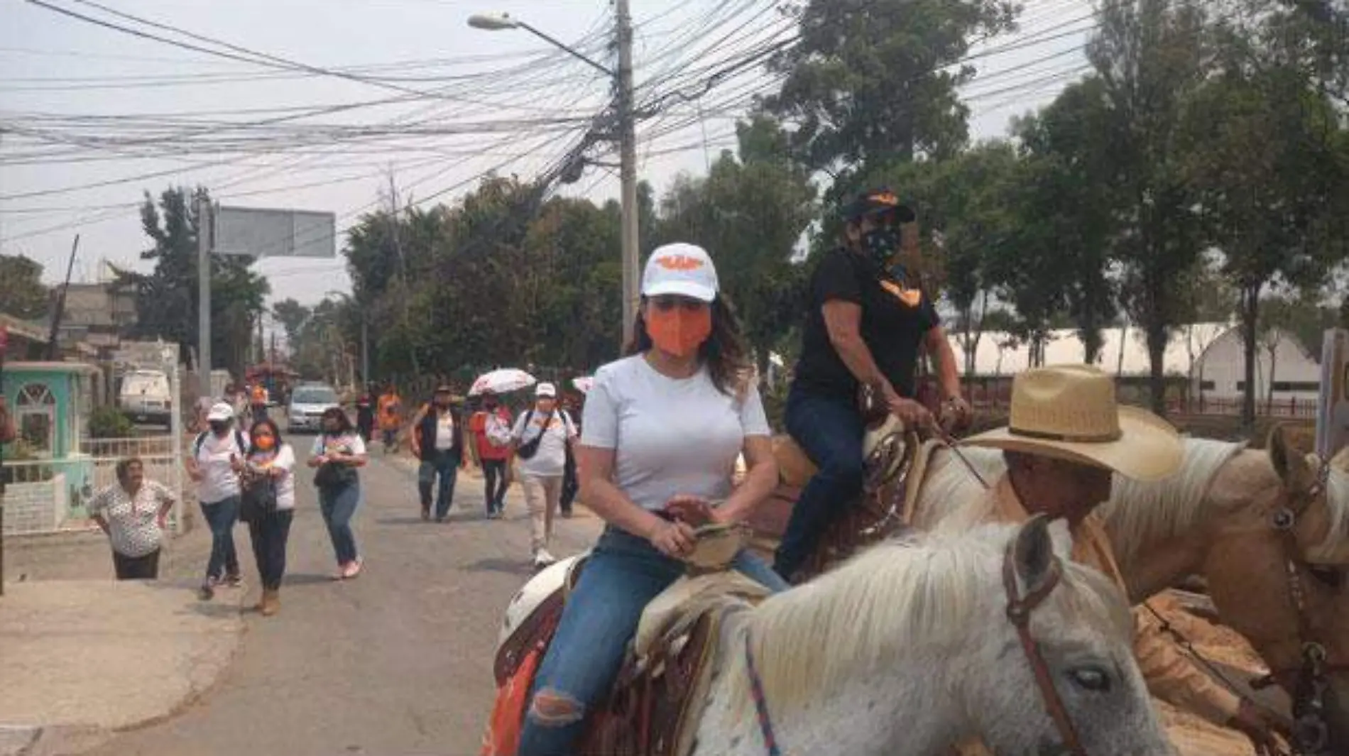 MC-anda-a-caballo-en-Iztapalapa-(1)