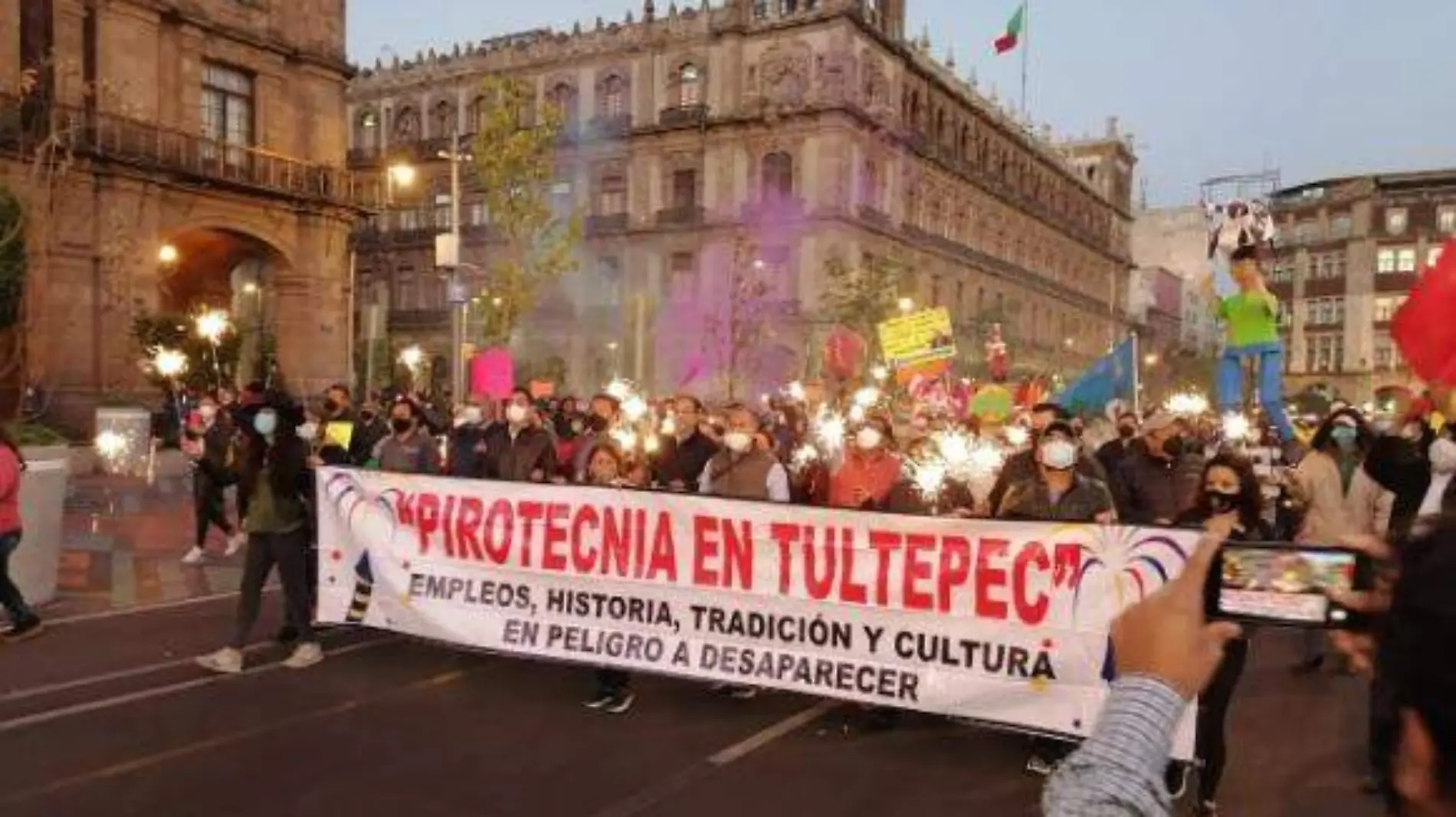 Coheteros se manifiestan en el Zócalo