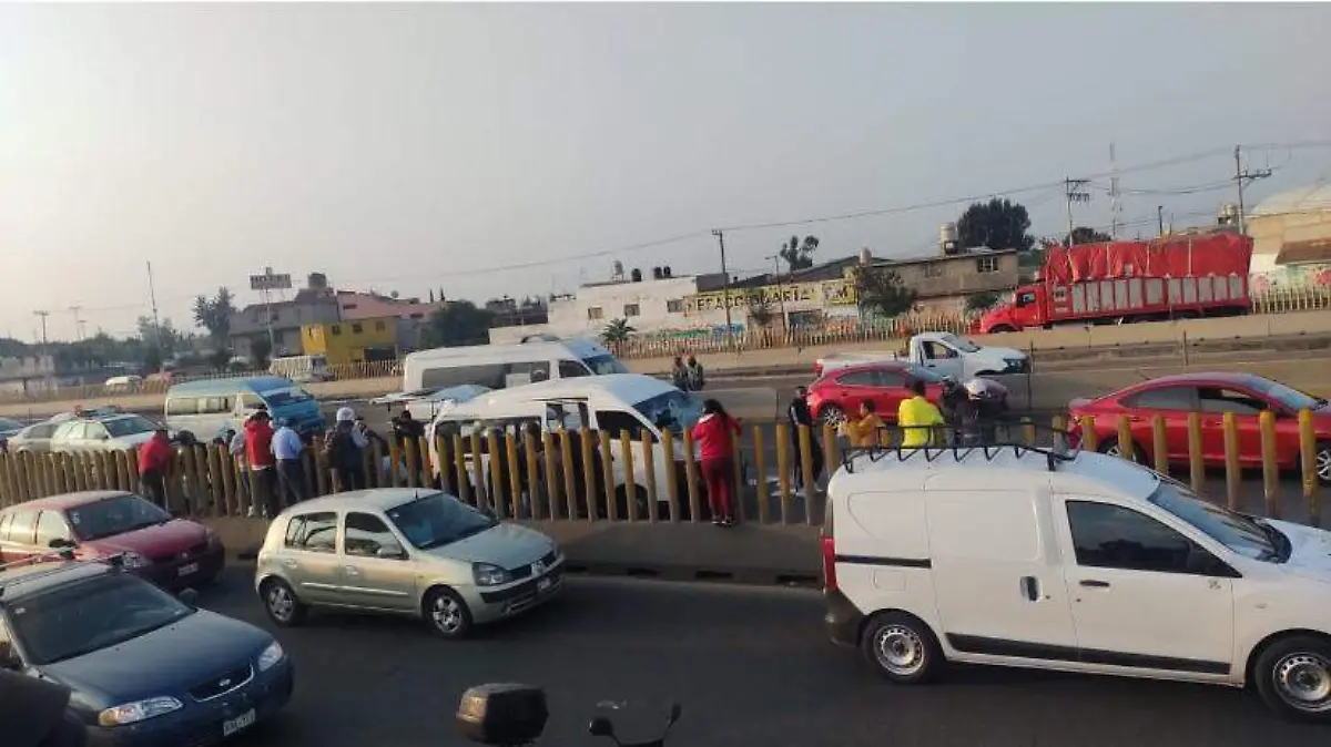 Volcadura de transporte público en carretera México-Puebla