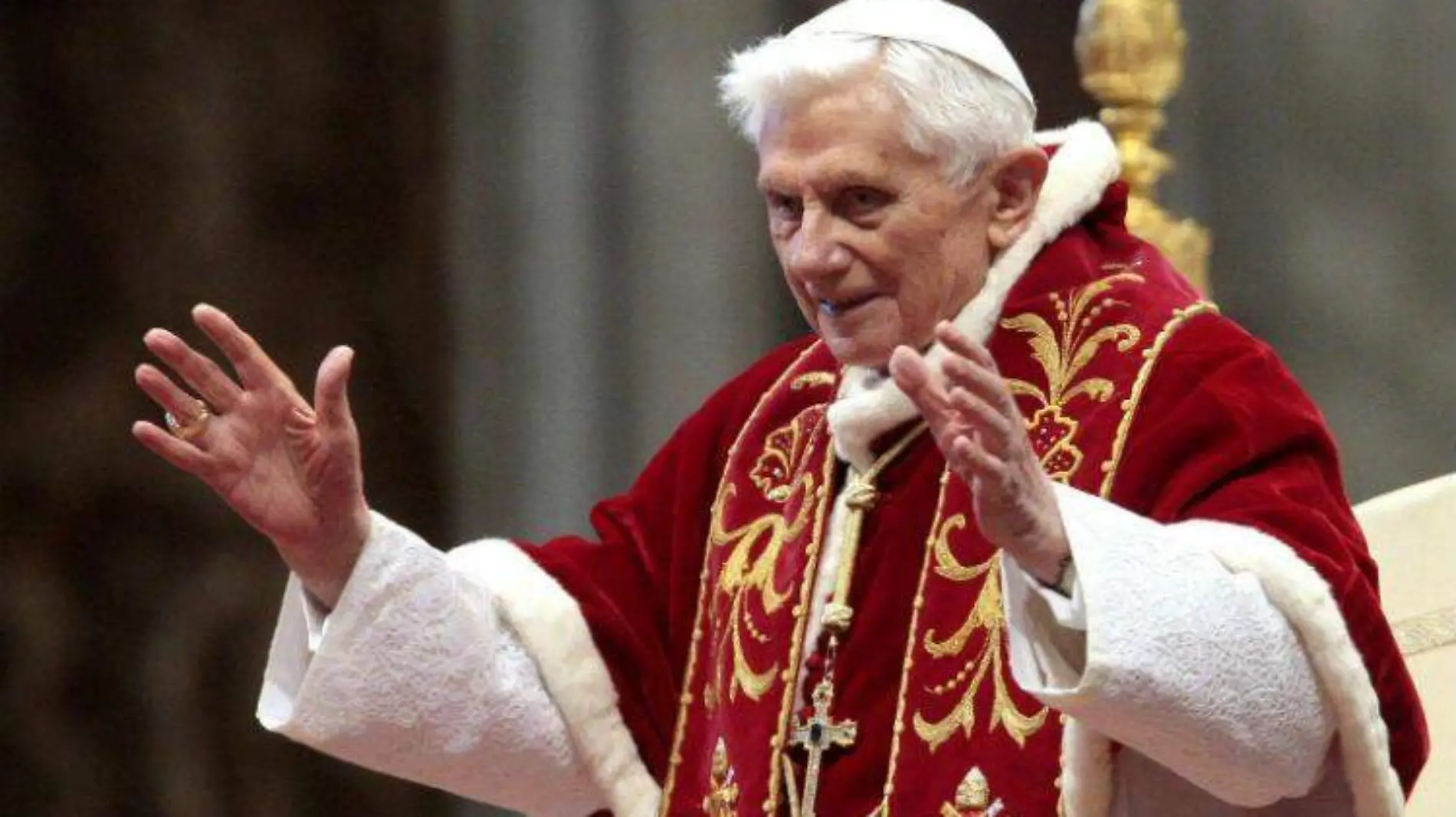 benedicto-xvi-saludando-fondo