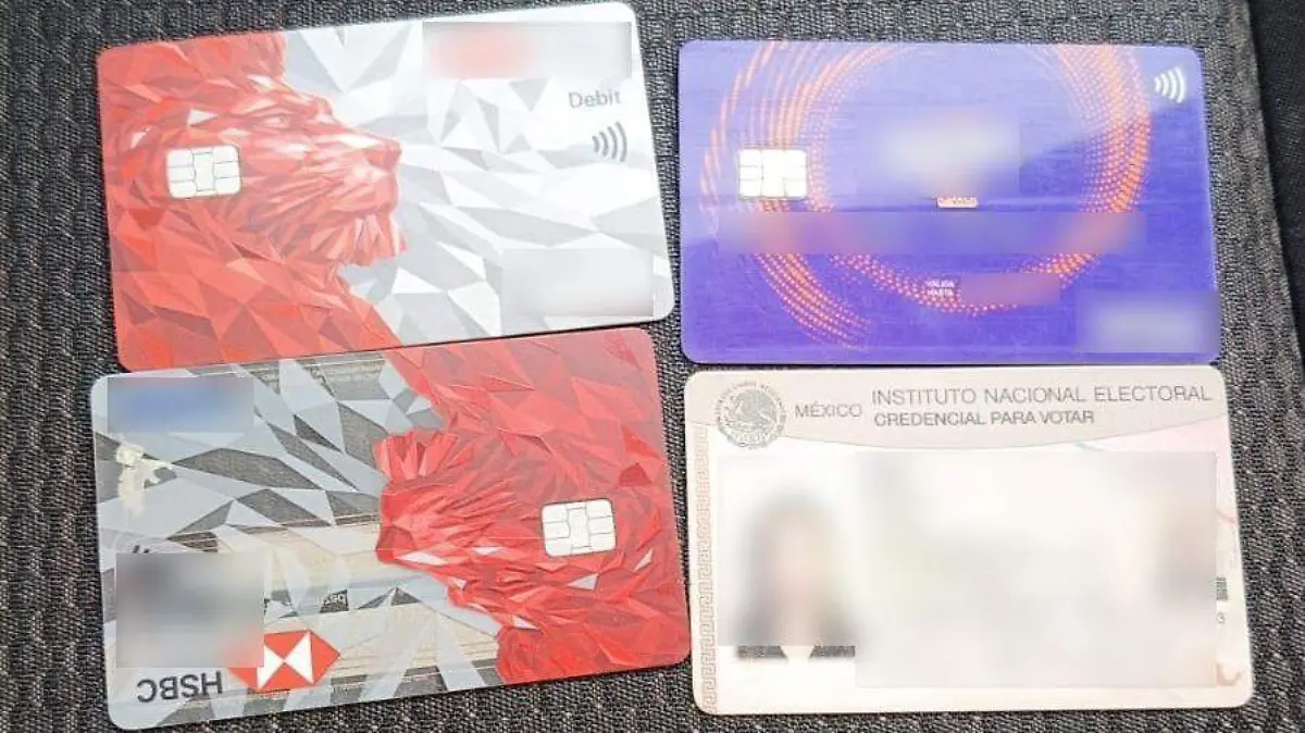 Pareja de tarjeteros detenidos; tenían en su poder 3 plásticos de bancos