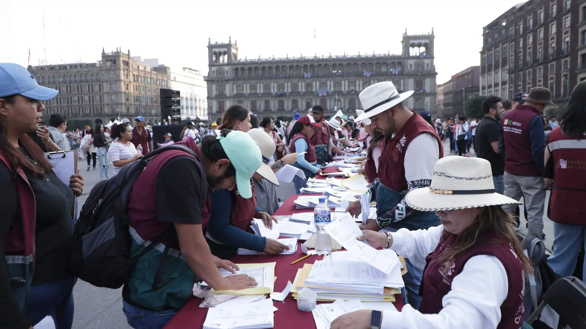 Clara Brugada entrega el apoyo Desde la Cuna en el Zócalo-INT3