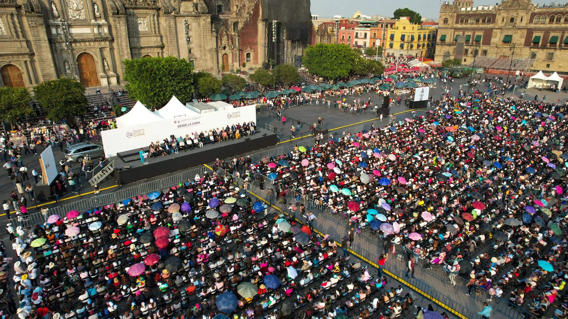 Clara Brugada entrega el apoyo Desde la Cuna en el Zócalo-INT2