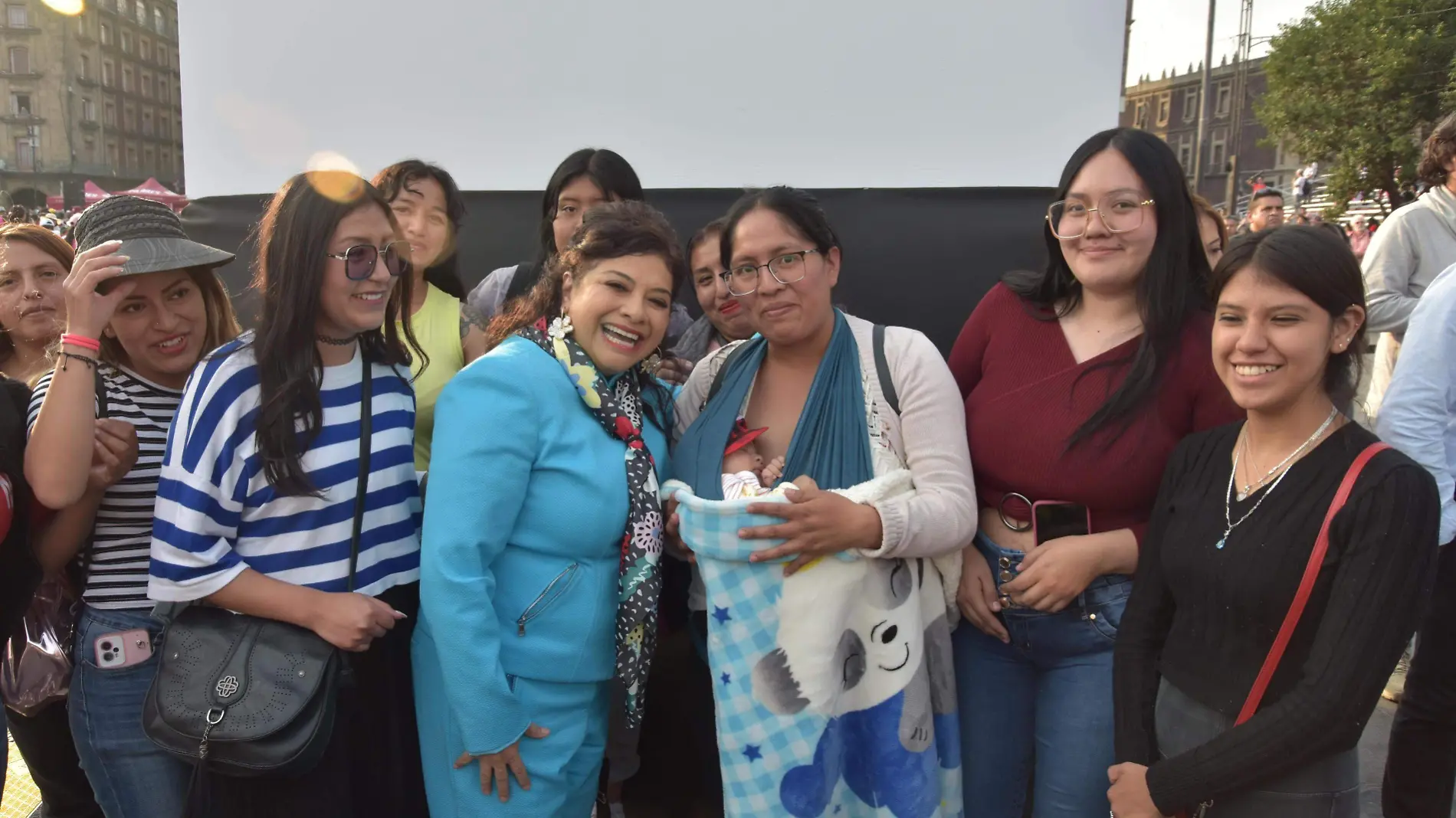 Clara Brugada entrega el apoyo Desde la Cuna en el Zócalo-INT4