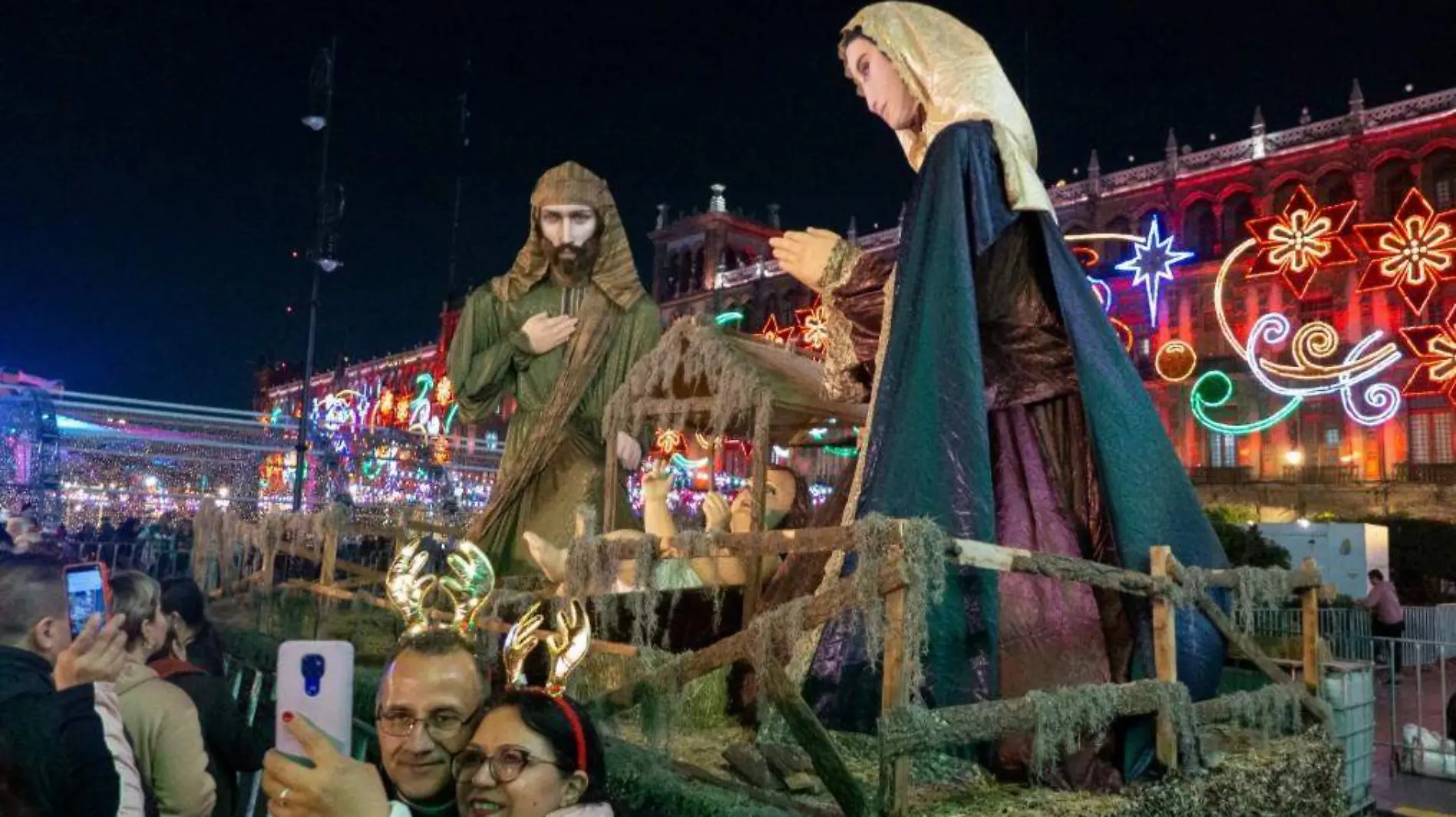 Niño Dios gigante ya está en el Zócalo y cientos de familias visitan el nacimiento monumental