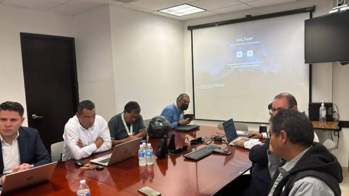 Vecinos de El Capulín se reúnen con funcionarios de CFE