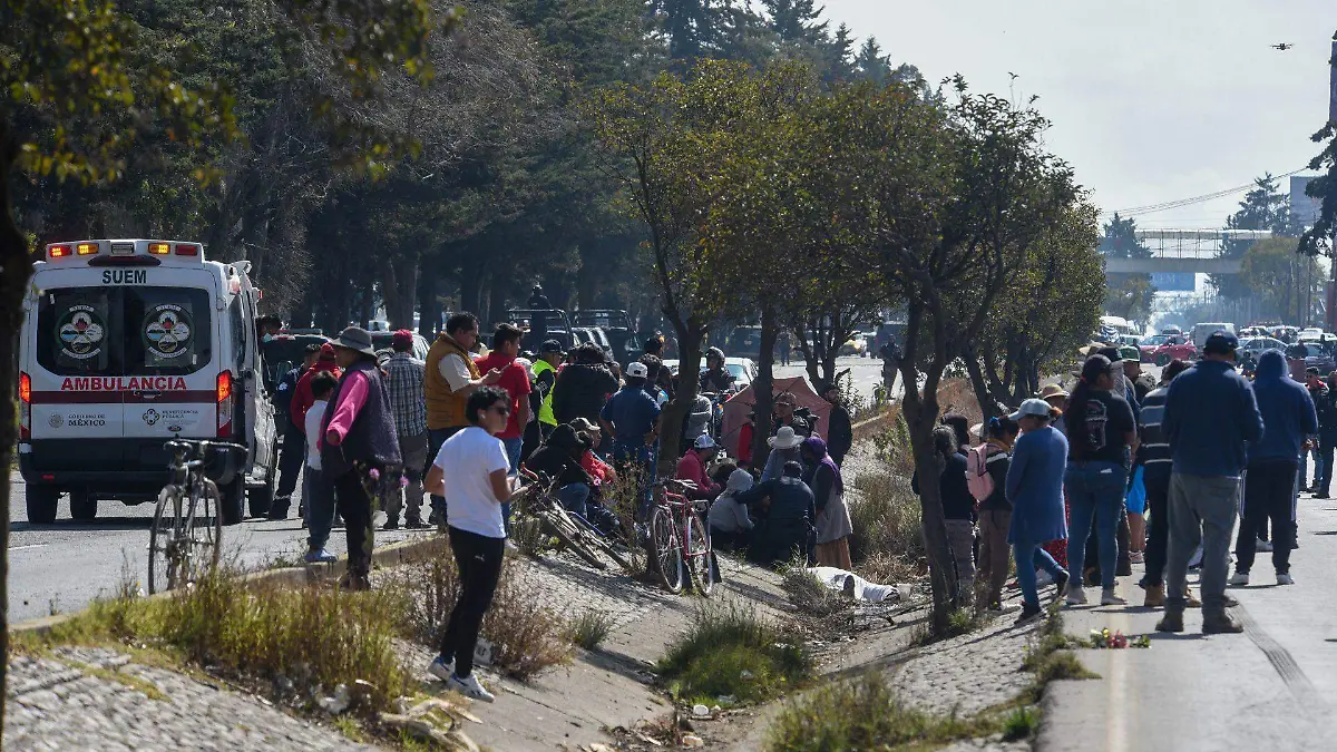 1015324_Bloquean para exigir puente peatonal_web