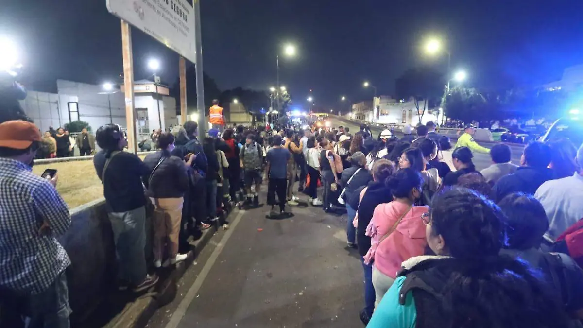 Metro vive tres horas de caos por falla simultánea en líneas 8 y 9