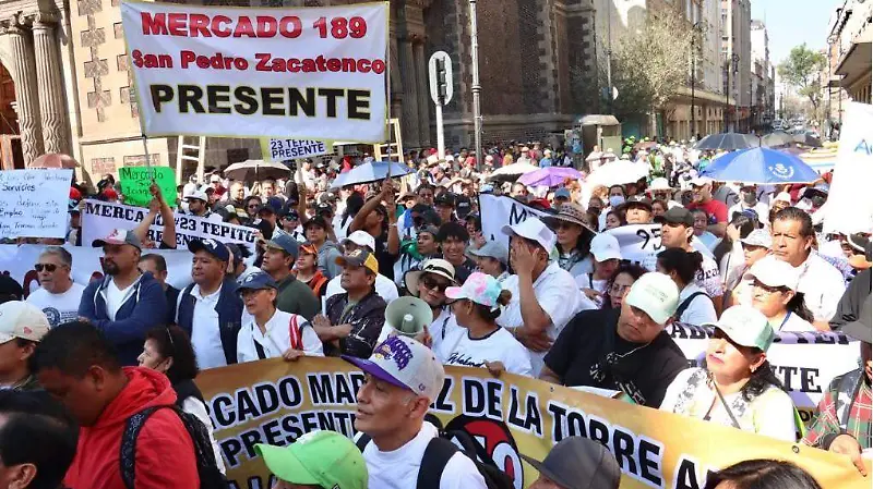 Llegan comerciantes al Zócalo