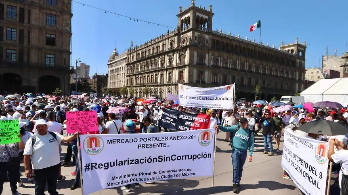 Llegan comerciantes al Zócalo