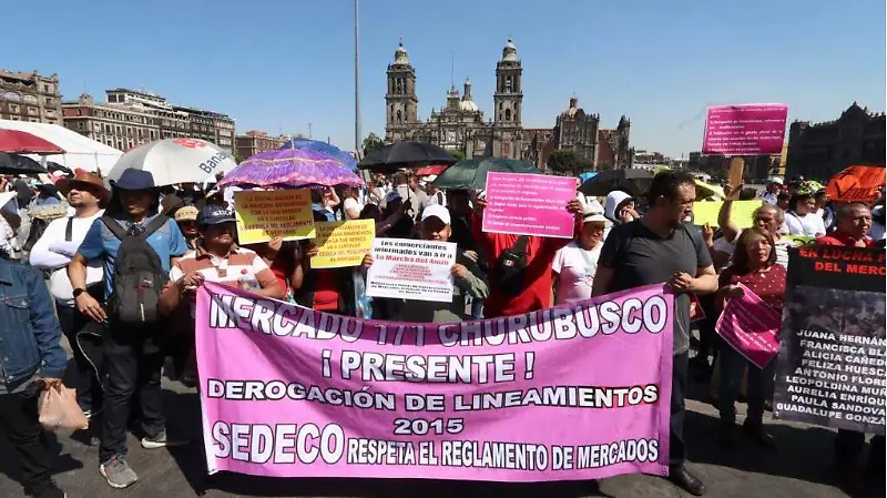 Llegan comerciantes al Zócalo