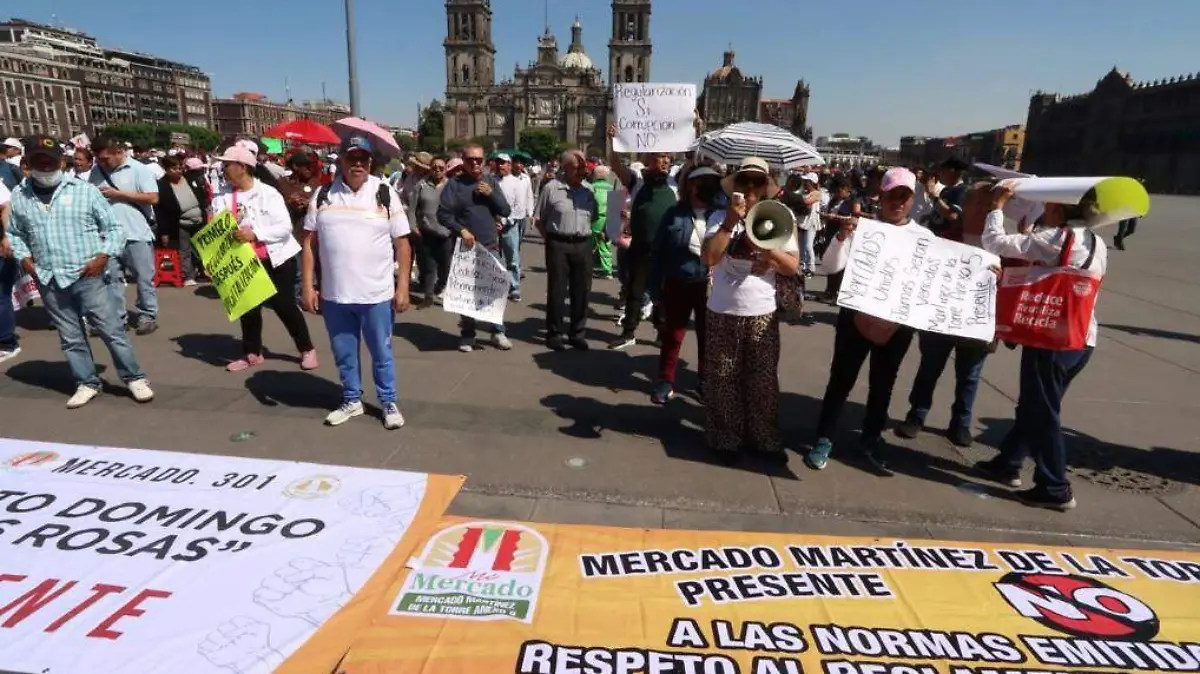 Llegan comerciantes al Zócalo