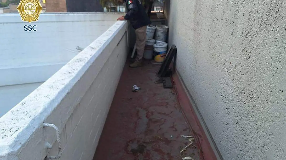 Policías de la SSC evitan que un sujeto atente contra su vida: se quiso aventar de un edificio