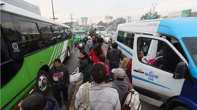 Usuarios del Metro buscan alternativa de transporte