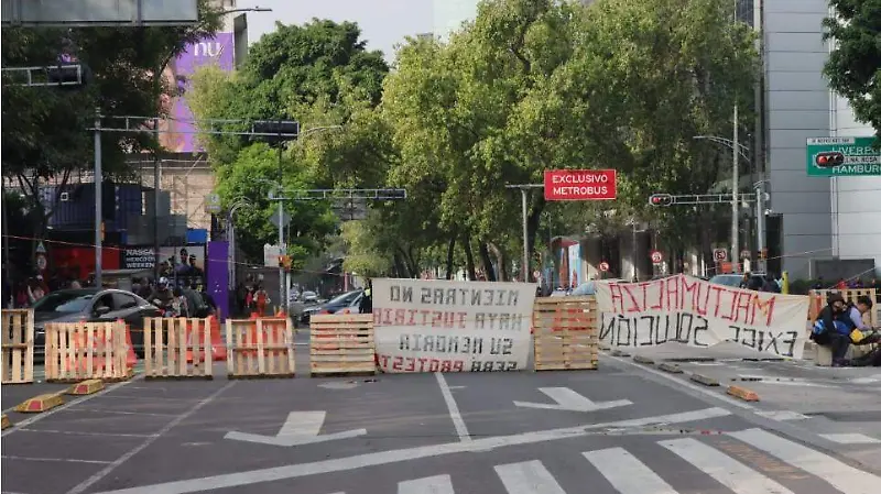 Normalistas de Chiapas mantienen bloqueado Paseo de la Reforma