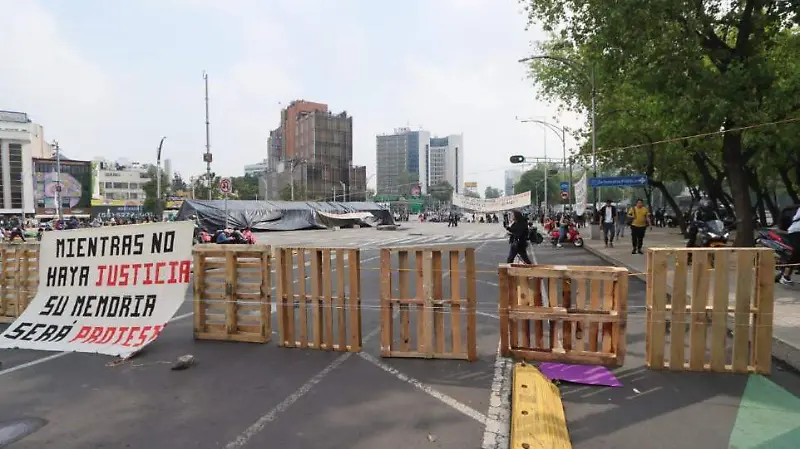 Normalistas de Chiapas mantienen bloqueado Paseo de la Reforma