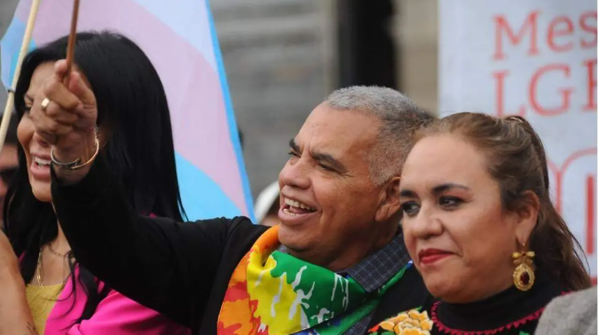 Colocan banderines de la comunidad LGBT en edificios del Legislativo