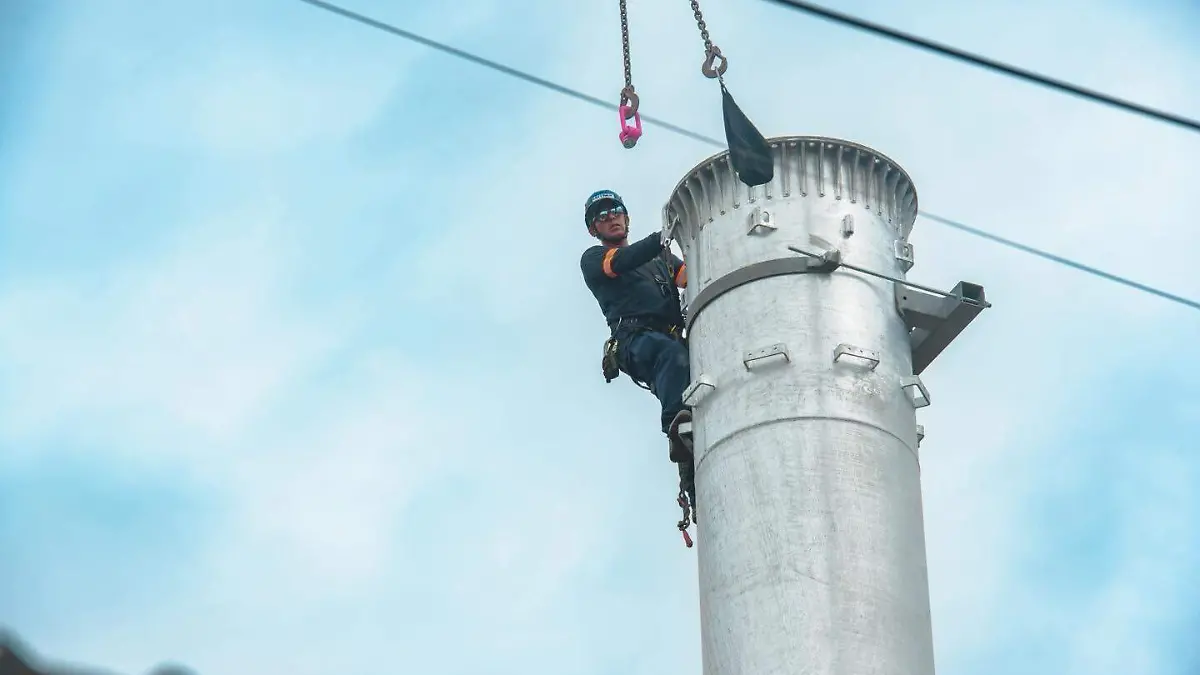 Instalan primer poste del Mexicable de Naucalpan; obra lleva 35% de avance