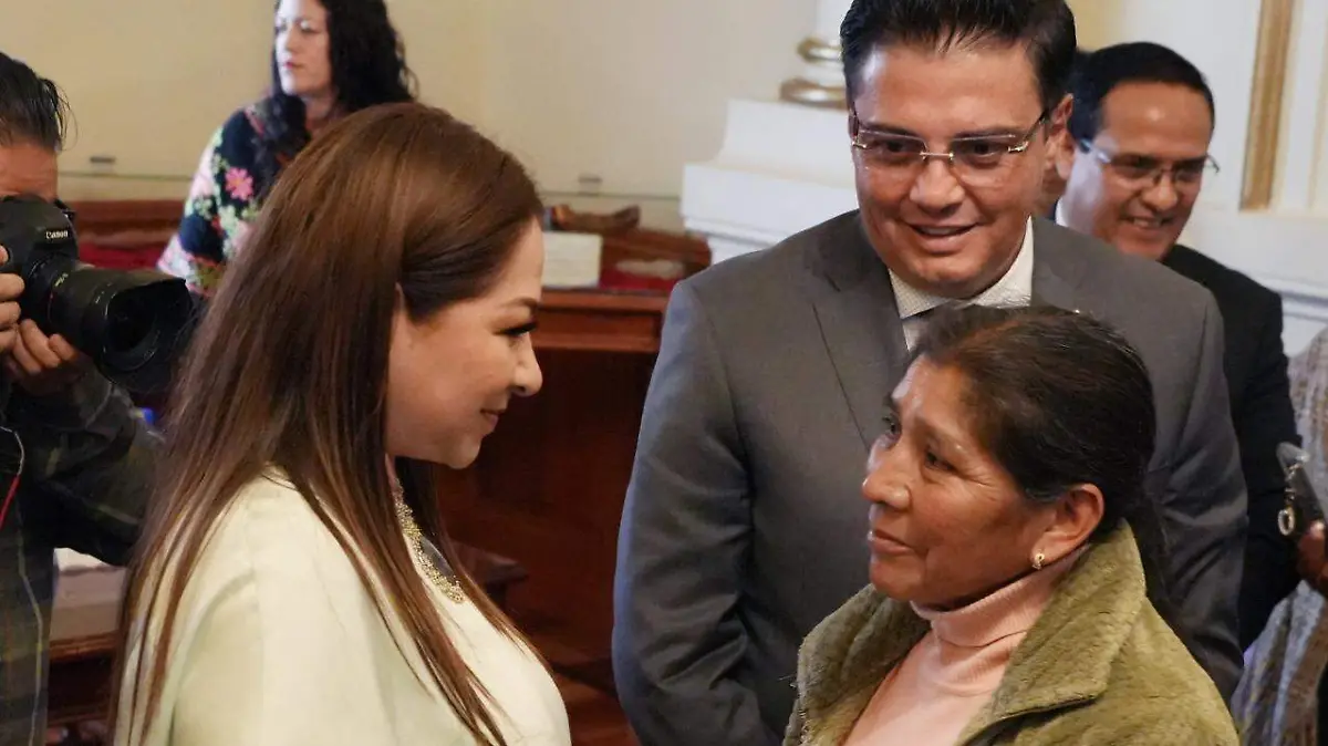 Myrna García Morón con la esposa del liberado CORTESIA