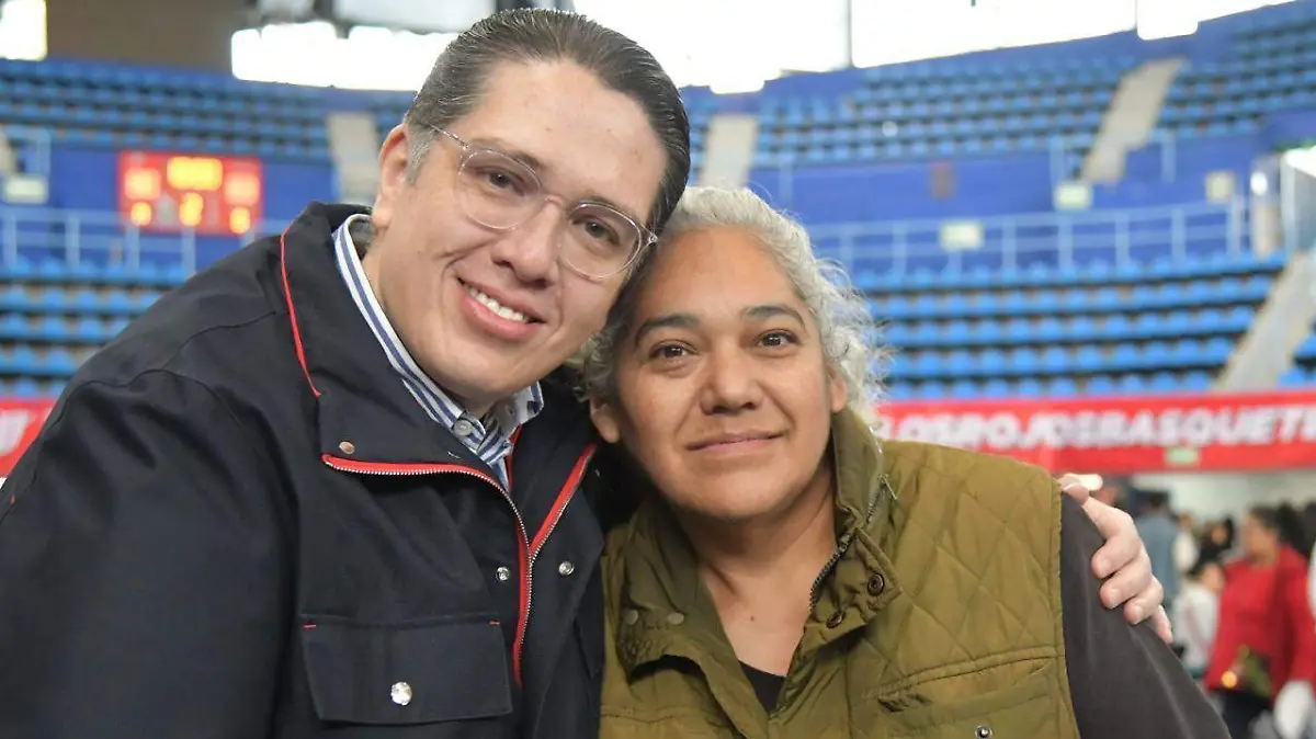 Alcalde Luis Mendoza con una vecina