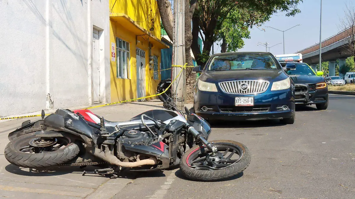 1016605_Motociclista Choca vs Taxi_web