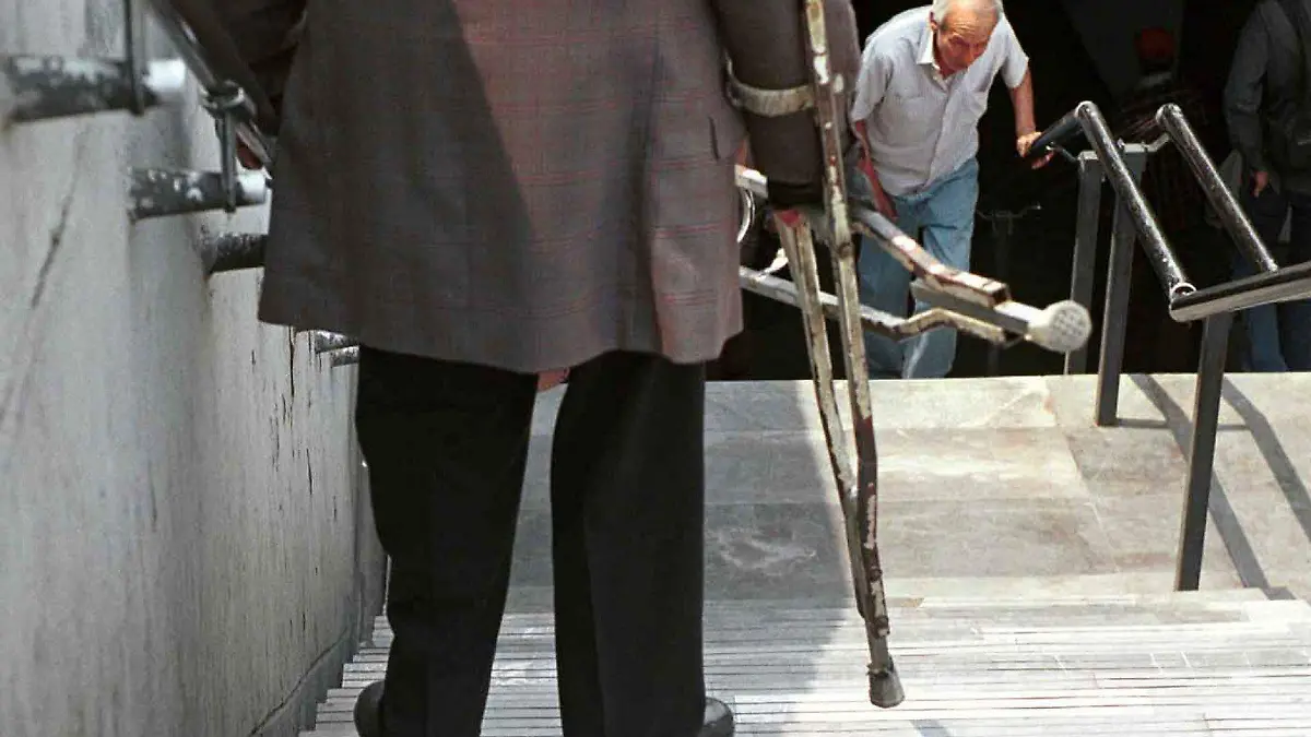 23052_vida cotidiana, discapacitados, metros, accesos al_web
