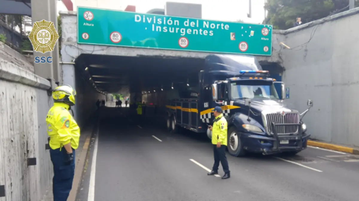 TRAILER ATORADO VIADUCTO