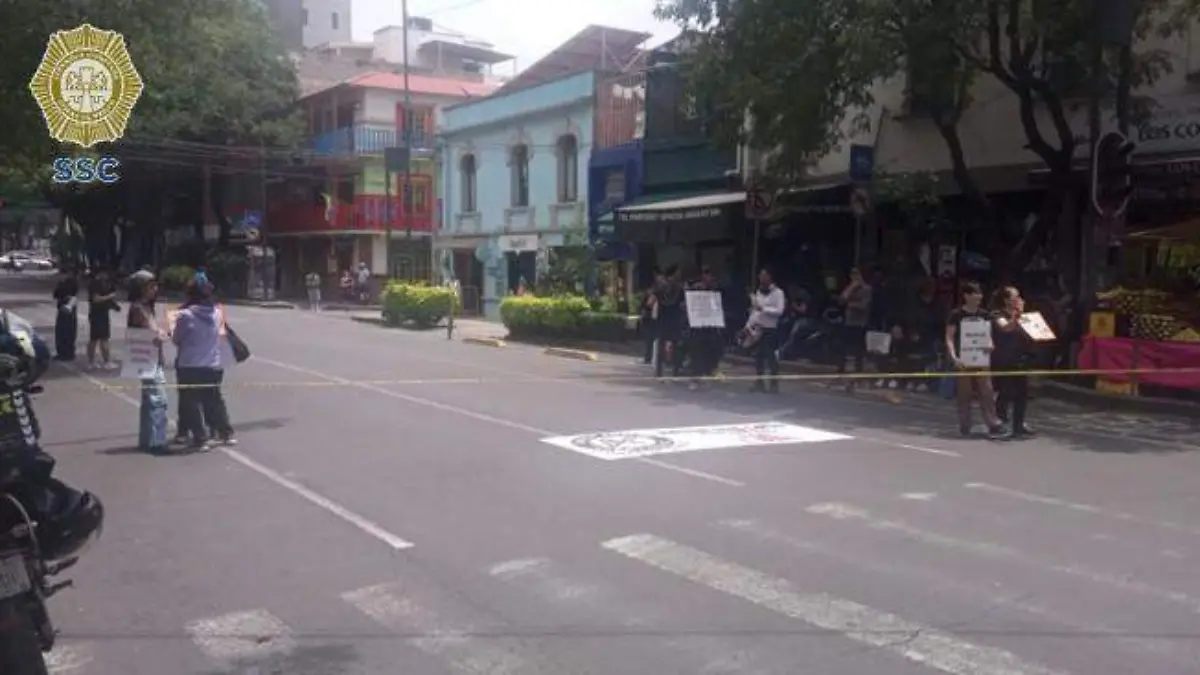 BLOQUEO ACTIVISTAS ANIMALES