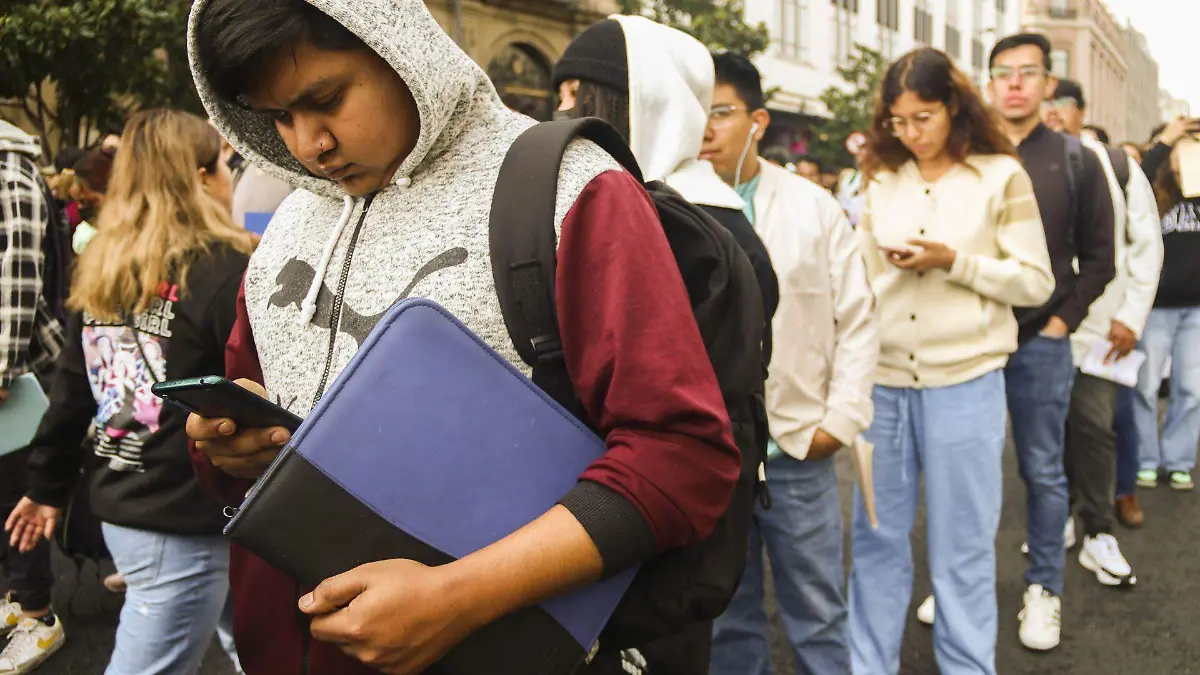 1040682_Universitarios reciben Becas_web