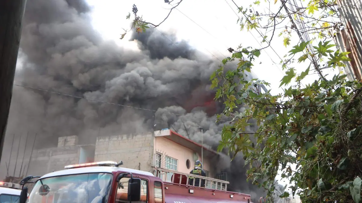 Fuego en Ecatepec: bomberos logran controlar incendio después de horas de lucha