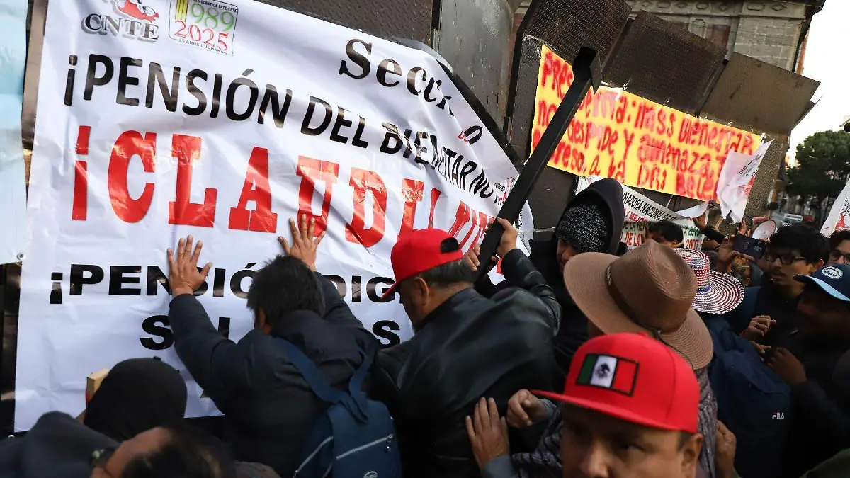 1056432_Protesta CNTE Palacio Nacional_web