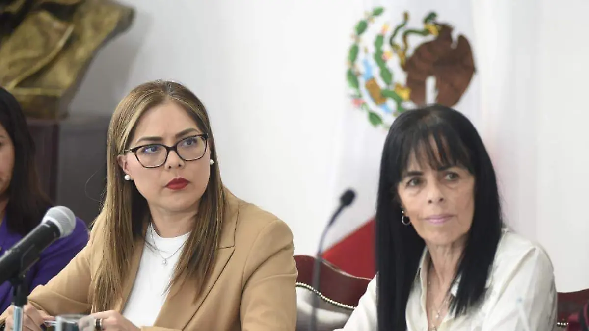 Teresa shamah Levy en mesa de trabajo con congresistas
